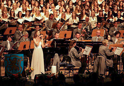 Sabrina Rammler singt auf einer großen Bühne mit Chor und Orchester